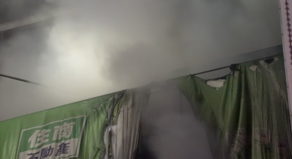 快訊／高雄不動產公司「深夜竄火」！銀行招牌、住宅遭波及