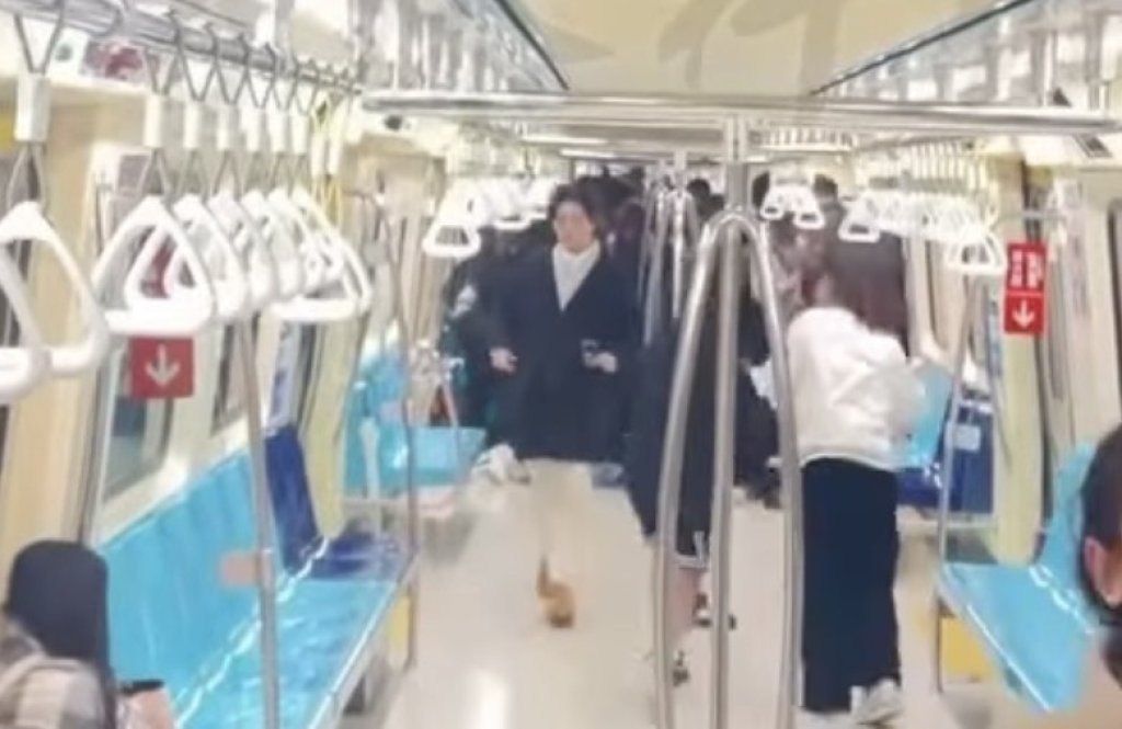 男北捷車廂「持傘敲窗」！釀大批民眾驚逃　捷警曝真相