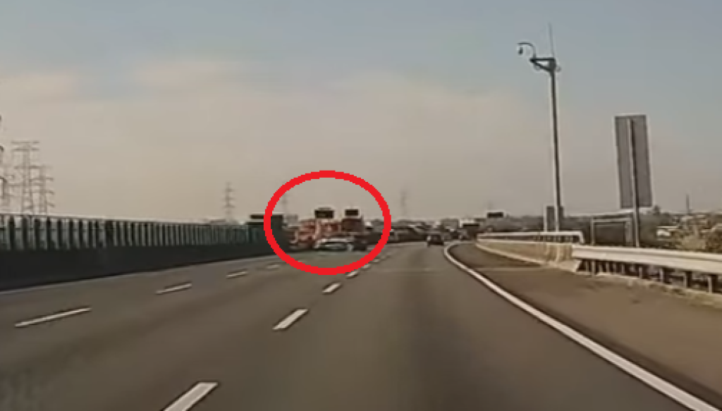 撞擊畫面曝光！國道3號輔駕休旅車撞緩撞車　車頭撞爛駕駛受傷