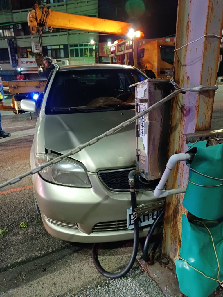 大甲死亡車禍！男子駕自小客車自撞山泉水投幣機　傷重不治