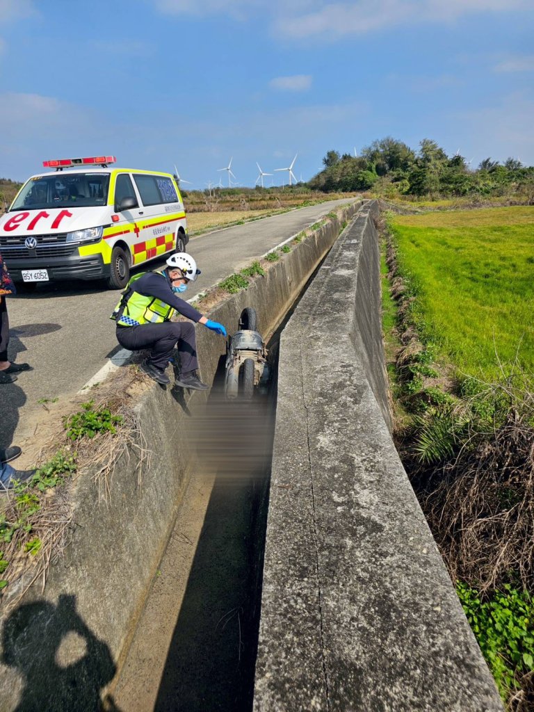 苗栗死亡車禍！　 87歲翁騎機車摔落水溝身亡