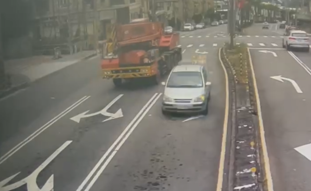 煞車失靈倒退嚕200公尺！　台中沙鹿重型動力機械撞分隔島撞斷路樹