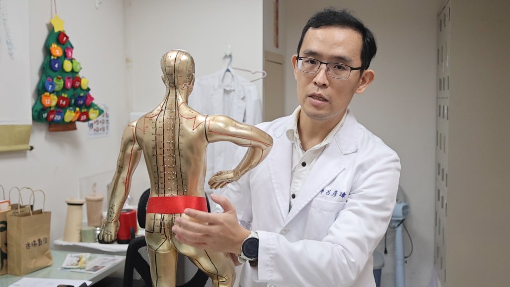 男子右側從背痛到腳 竟是小時候腳踝扭傷造成的 中醫師說中醫可矯正紓緩症狀