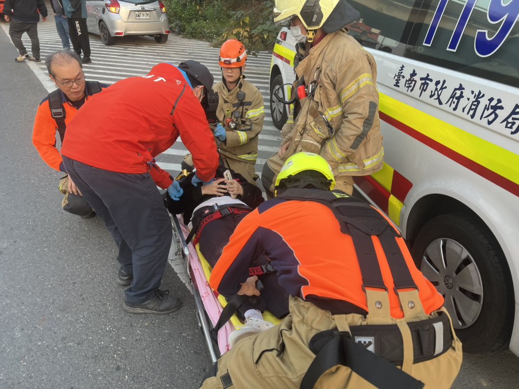 台南雙載機車自撞！「人摔邊坡」17歲後座大腿骨折　2女送醫