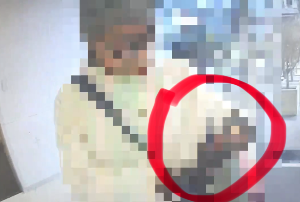 影/高雄前鎮婦人「保險氣到爆」拿刀進銀行　警方2分鐘壓制無人傷