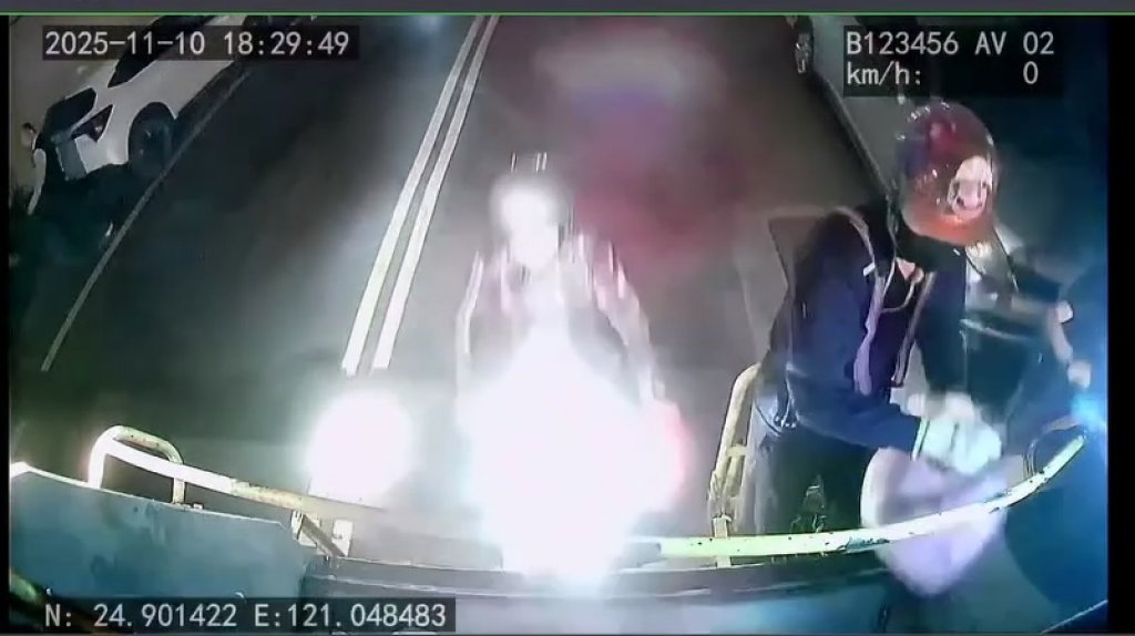 影／追垃圾車出事了！男右手騎車左手拿垃圾　煞不住衝撞垃圾車倒地不起