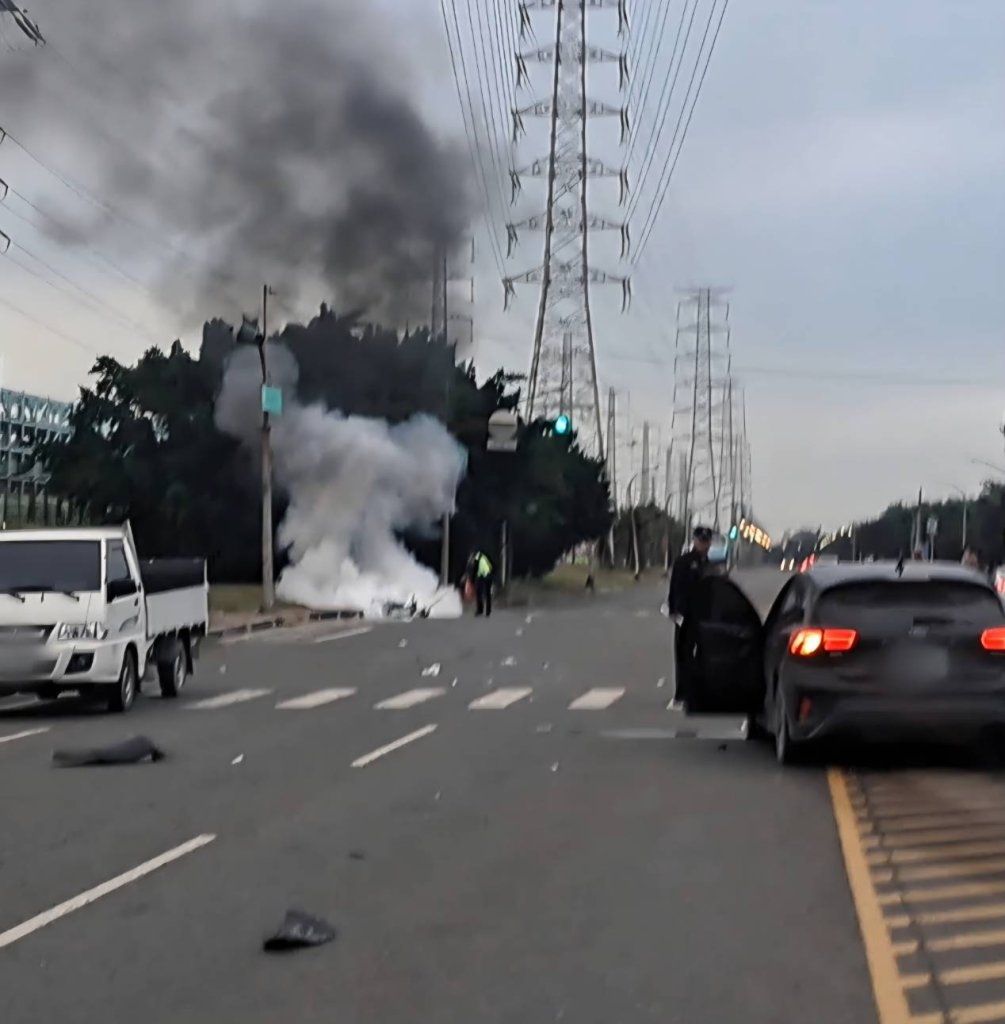 影/高雄小港車禍!重機左轉遭小客車撞起火 52歲男骨折送醫