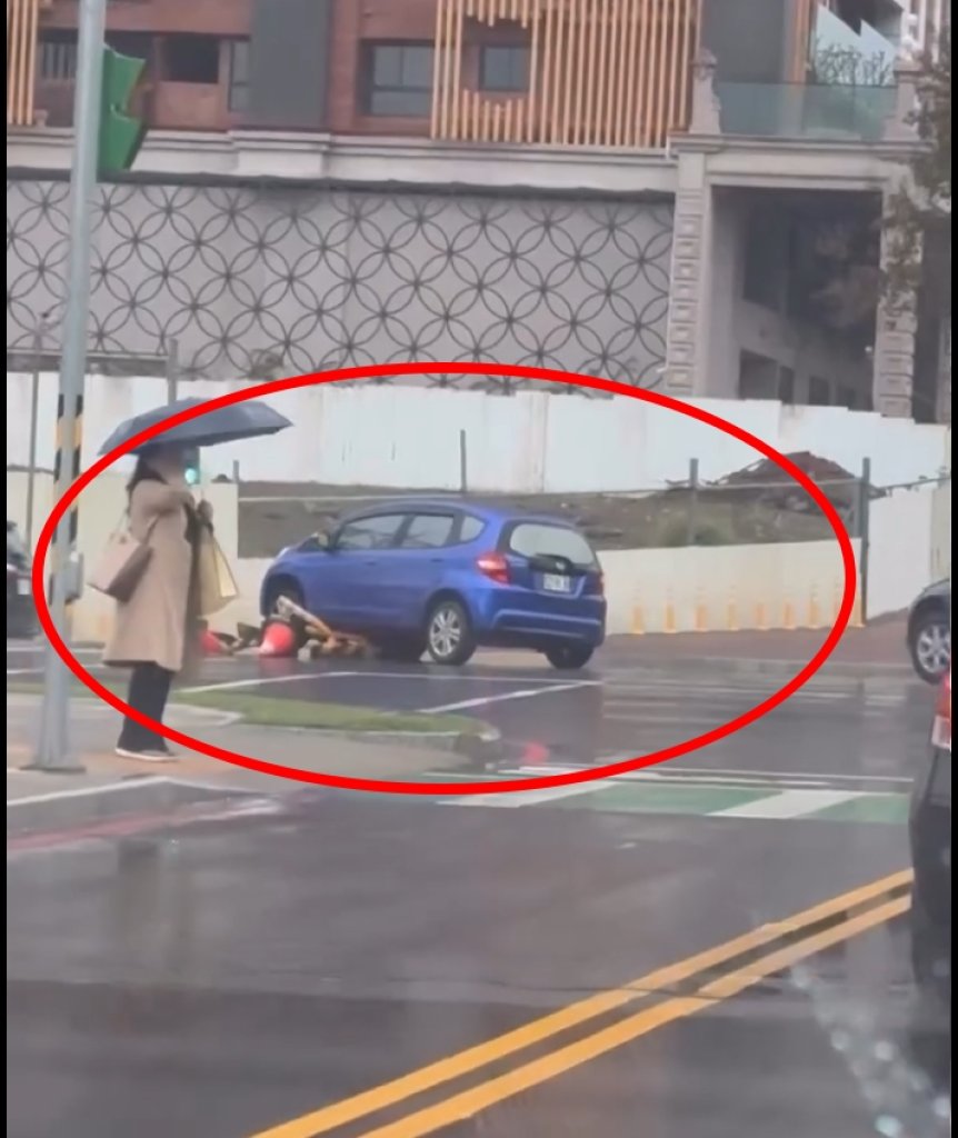 林口路口又出包！行人庇護島剛設好又被撞　網嘆：三寶篩選器正常運作