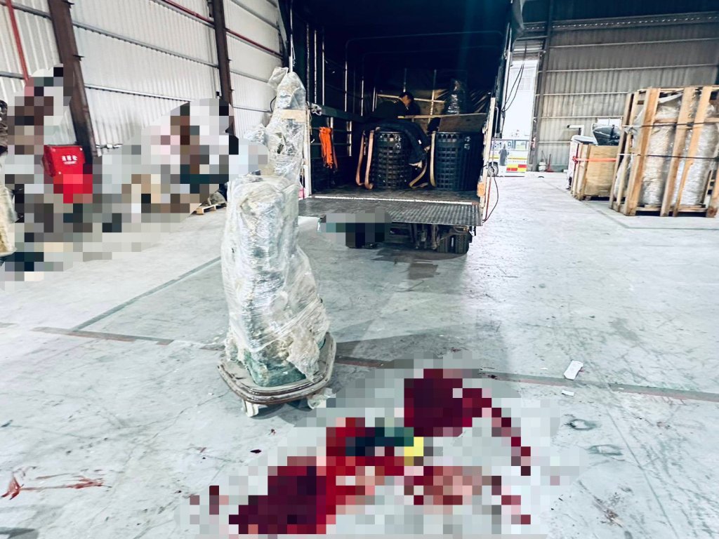 五股巨型晶洞滑落！搬運工頭部遭砸當場慘死