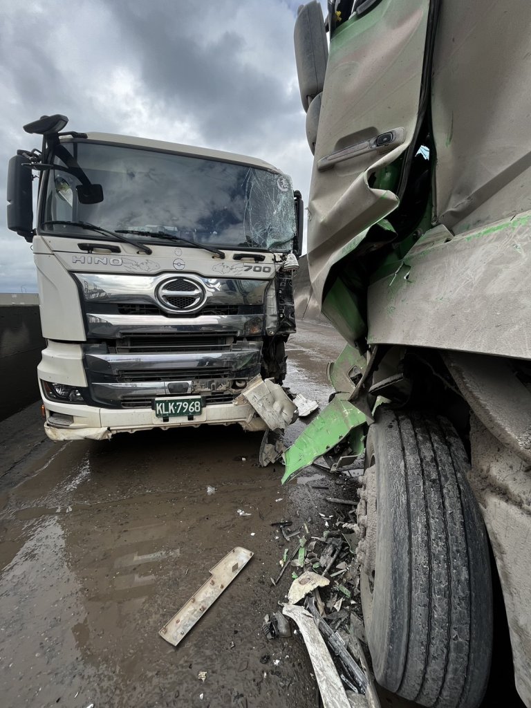 台北港內驚險對撞！砂石車「頭對頭」碰撞車頭爛毀