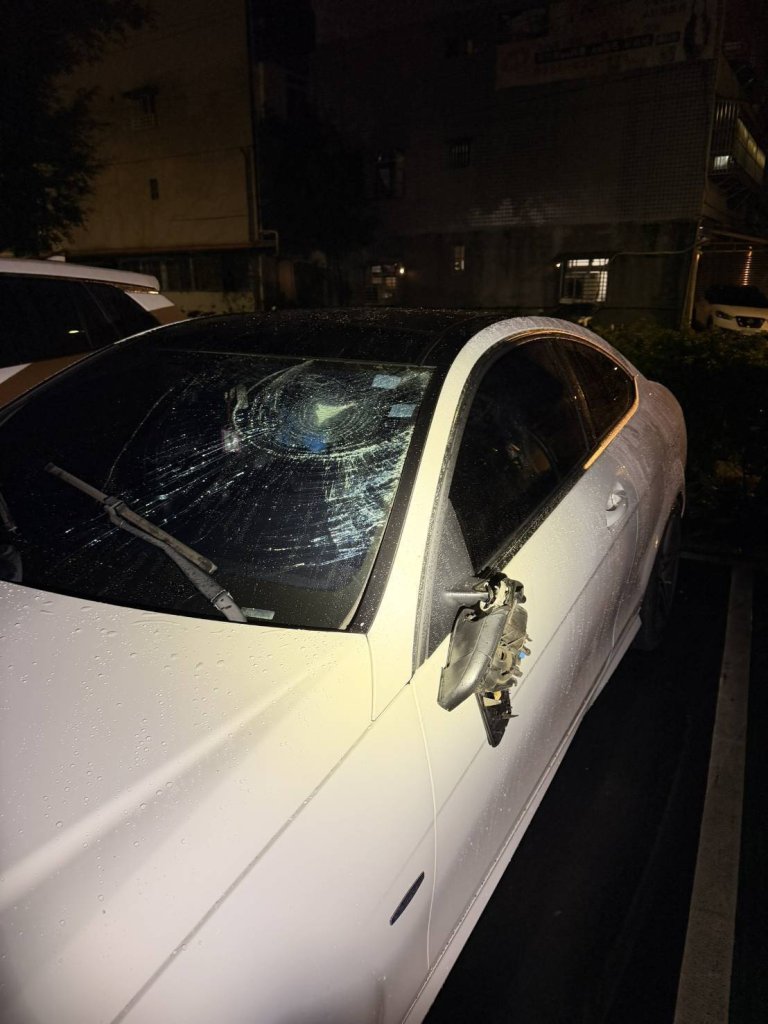 內湖情侶約會完吵架　賓士男徒手捶打愛車自傷送醫