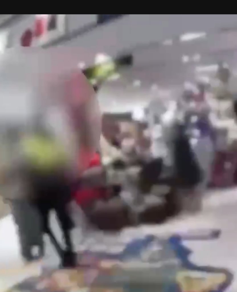 影/ 中山商圈突發！男子行穿線站到一半不走又狂奔　拒檢拉扯還揮手攻擊警