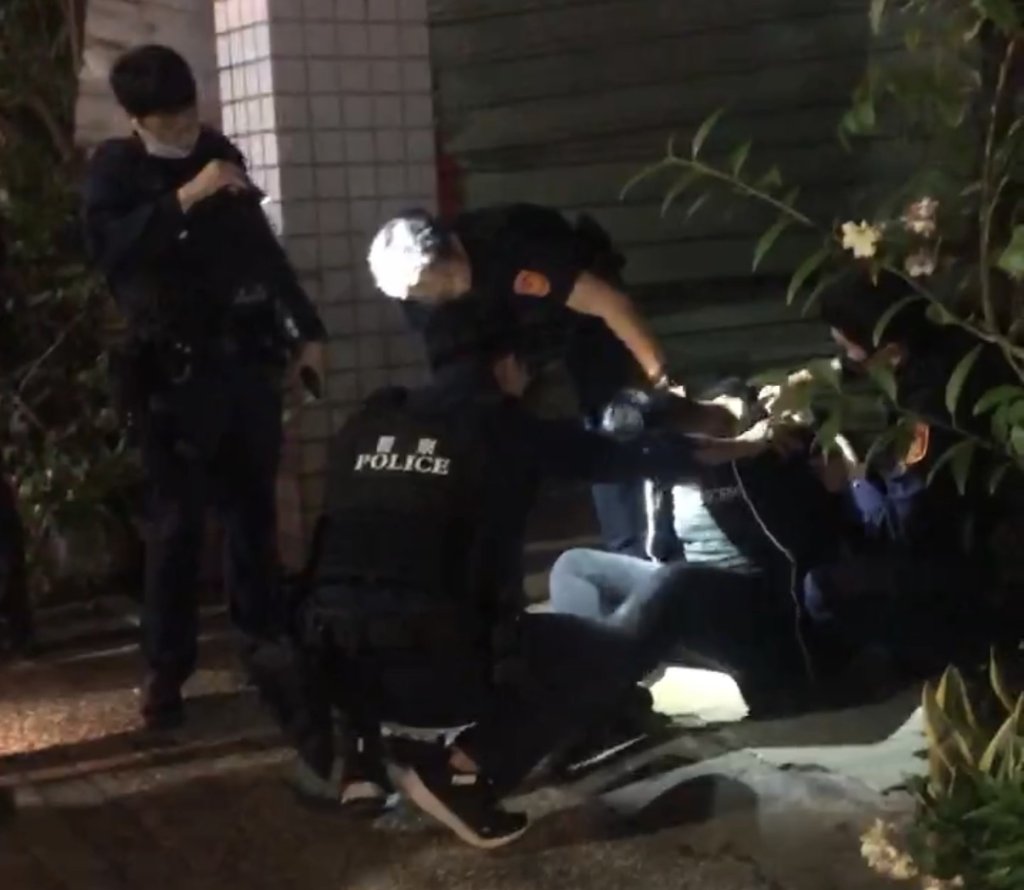 快訊／疑虛擬貨幣交易糾紛！高雄大批警晚間「壓制一男」