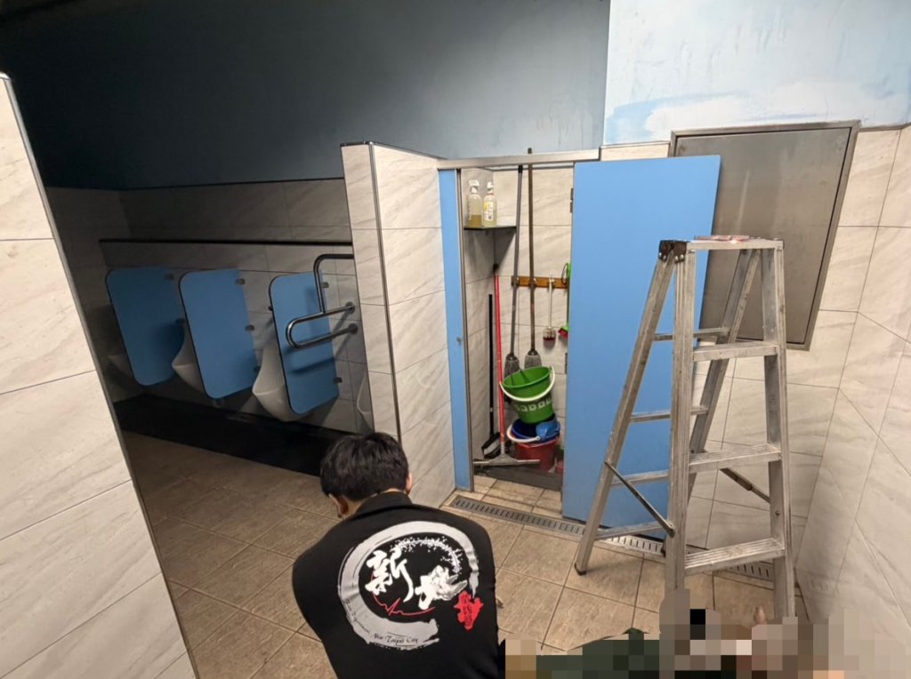 強震修漏水傳憾事！新北德音國小工友爬梯不慎墜落　後腦重擊不治