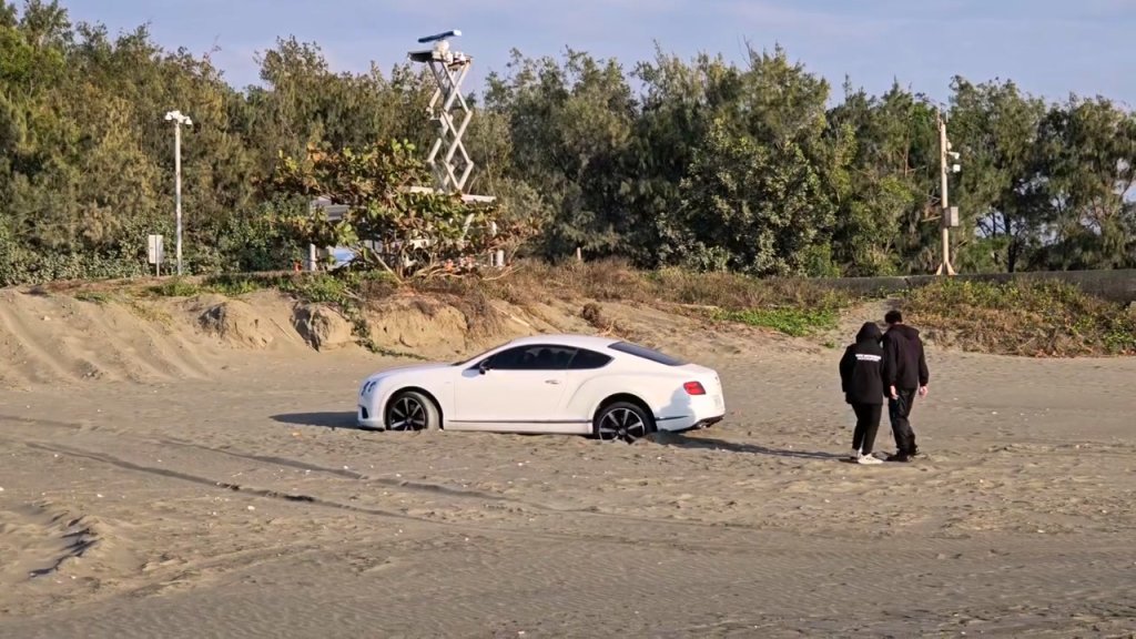 影／賓利開進觀夕平台沙灘卡住！後輪拼命轉「整車動都不動」　目擊民眾：笑死