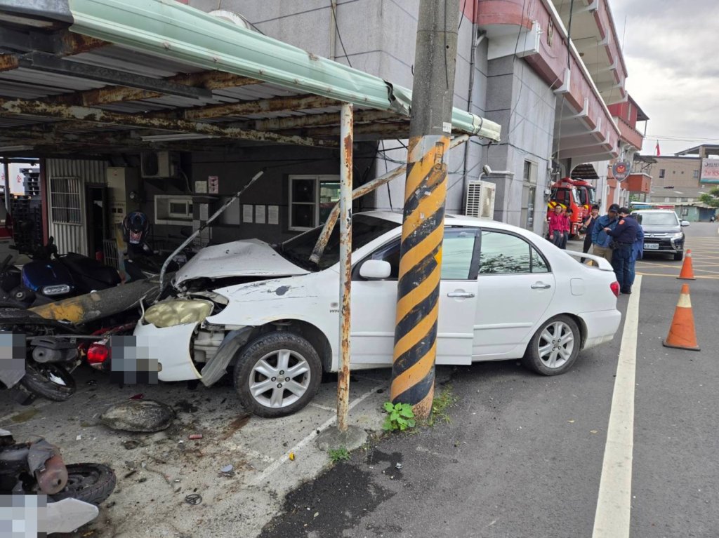 影/高雄市69歲男疑恍神連撞　消防栓、電桿與9車遭波及