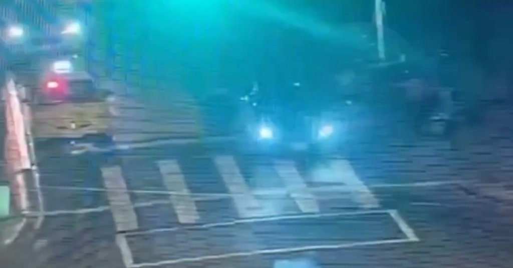 西門徒步區深夜按喇叭惹怒行人　紅燈前爆口角變擦傷衝突