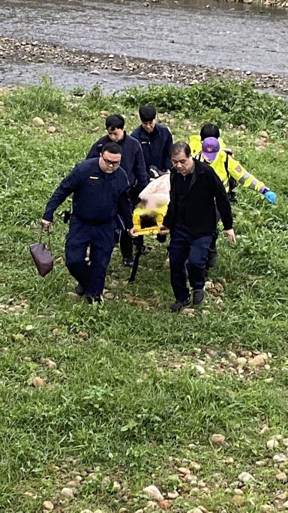 桃園外籍女子吵電話一時激動摔進溪裡　警消衝下水合力救人！