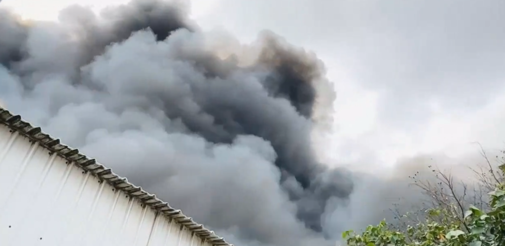 澎湖鐵皮屋火濃煙沖天！　疑製作燒餅油酥時油鍋不慎起火屋主燒燙傷