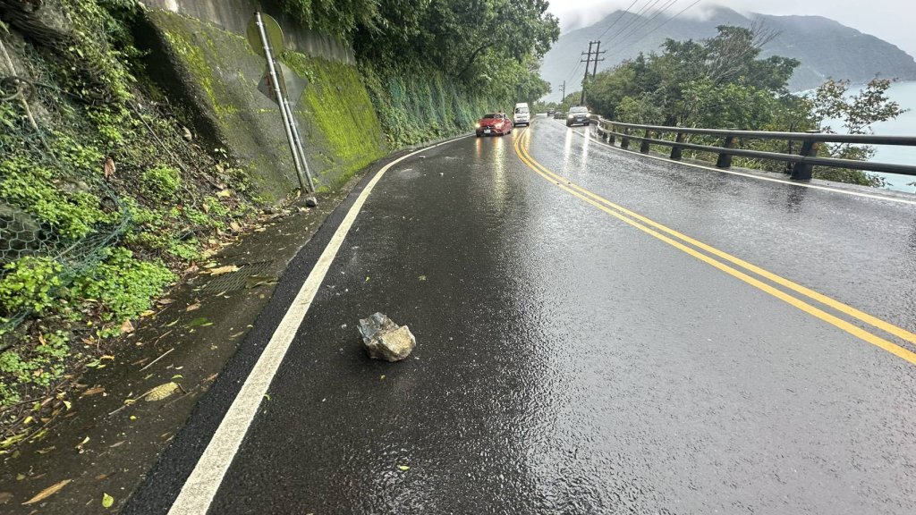  連日下雨又發生地震蘇花公路落石砸車！ 　賓士車頭被砸中毀損駕駛乘客嚇壞了