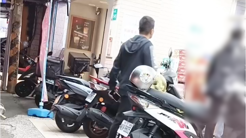 影／台南永康超商口全武行！疑「不讓路撞肩」爆衝突　3男掛彩互告