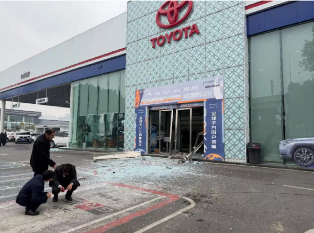 影／成都Toyota營業所爆炸！疑9萬訂金不給退與店舖爆糾紛　男綁炸藥引爆當場亡