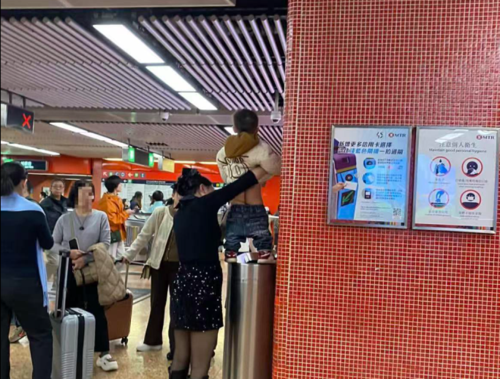影／港鐵驚見男童「站垃圾桶尿尿」　尿完媽急幫穿褲閃進站！乘客全看傻