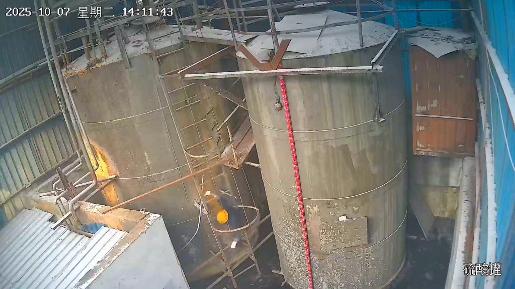 影／工安意外！工人跌落硫酸池尖叫「衣服瞬間腐蝕黏皮膚」　影片陸網瘋傳
