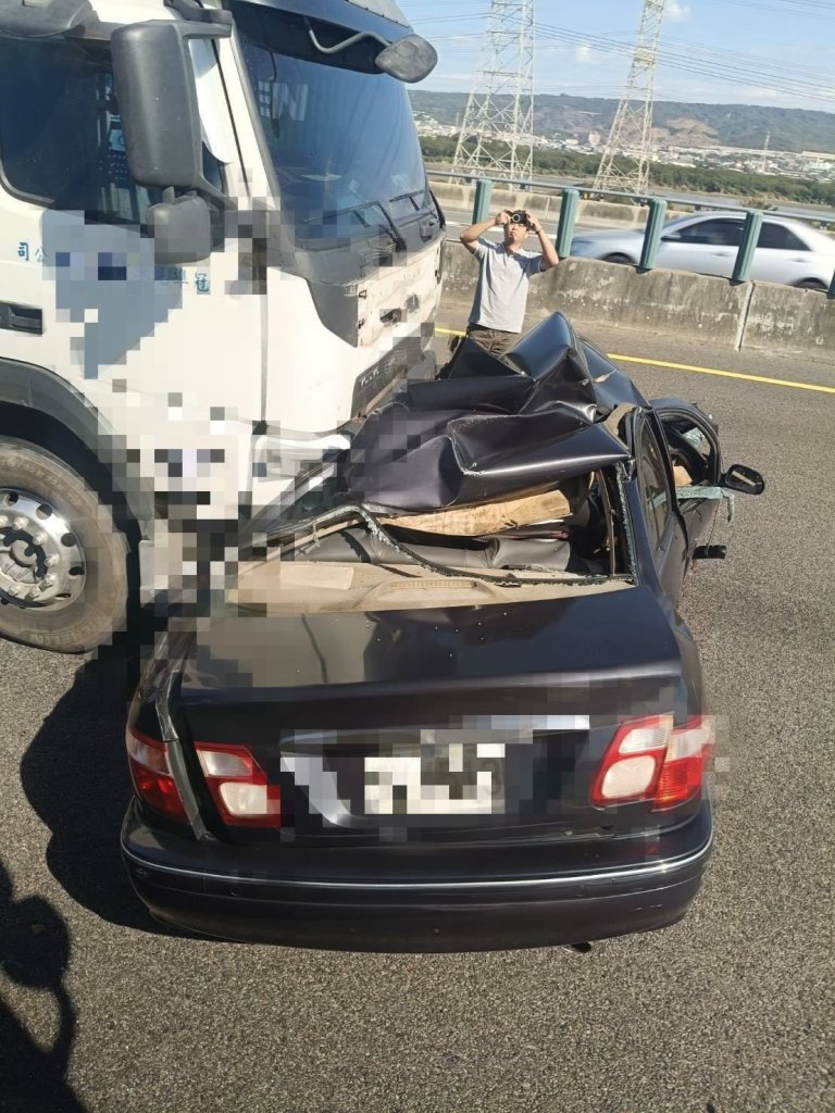 國道3號死亡車禍！自小客車與聯結車相撞　車頂壓扁1人死亡