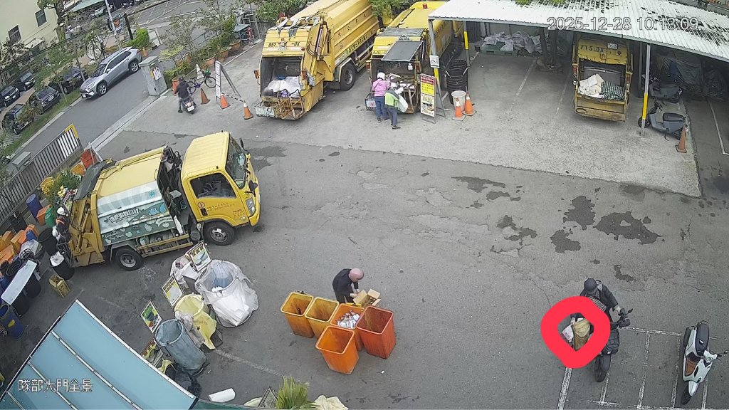 民眾將舊枕頭當垃圾丟垃圾車 清潔隊找回內藏枕頭的10萬元