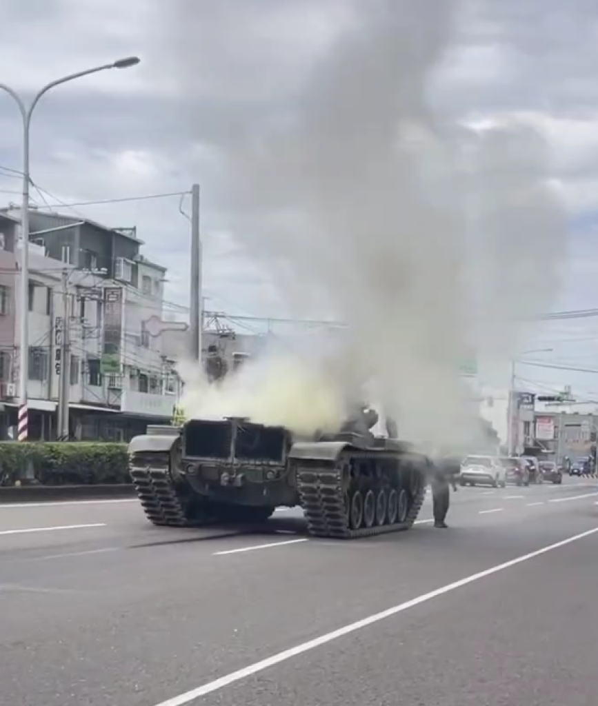 戰車執行任務途中停路中央狂冒白煙！　軍方：引擎故障已檢測排除