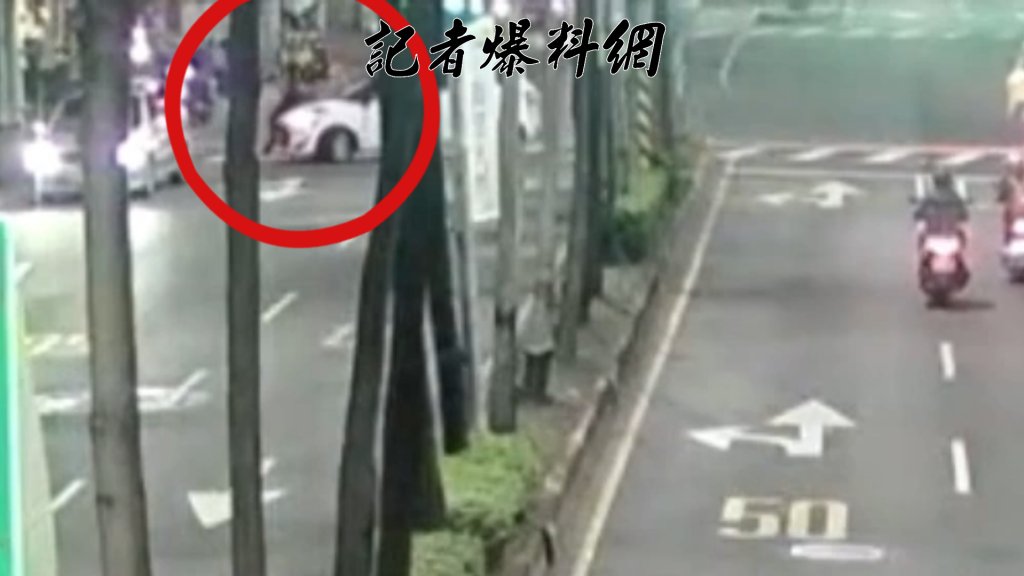 三重日常？行人違規被罵不忍了　肉身擋車趴引擎蓋阻離開