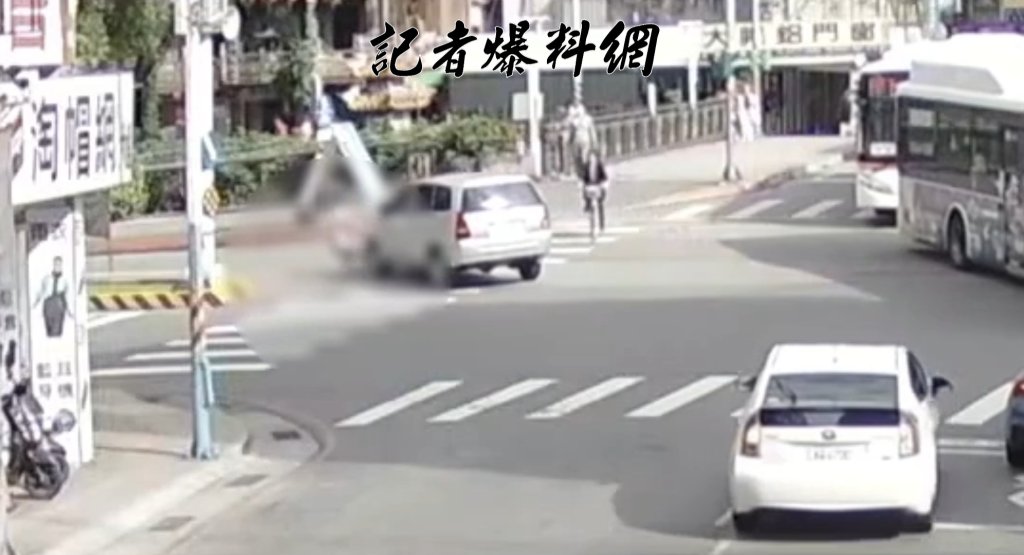 驚悚畫面曝！新莊6旬婦過馬路遭左轉車撞飛　倒地重摔頭破血流　
