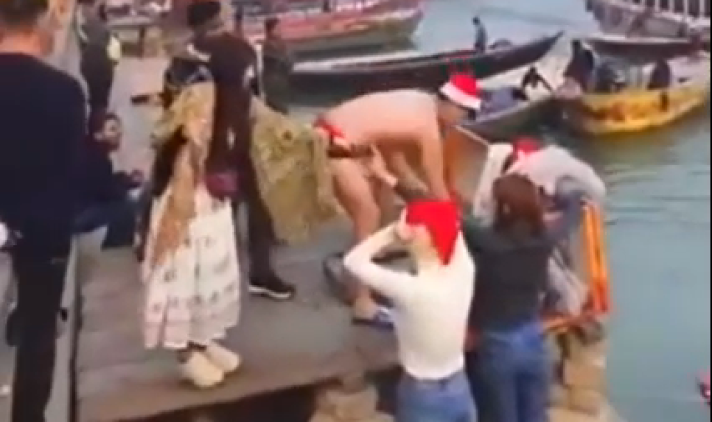 影／穿泳褲戴聖誕帽跳恆河！日本遊客行為讓印度當地民眾不滿　影片曝光引發熱議