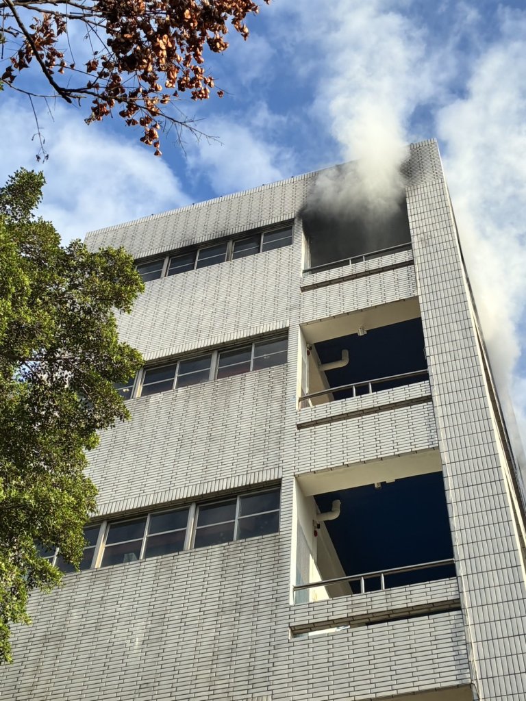 台中新平國小頂樓冒煙失火！ 　師生緊急疏散無人傷亡
