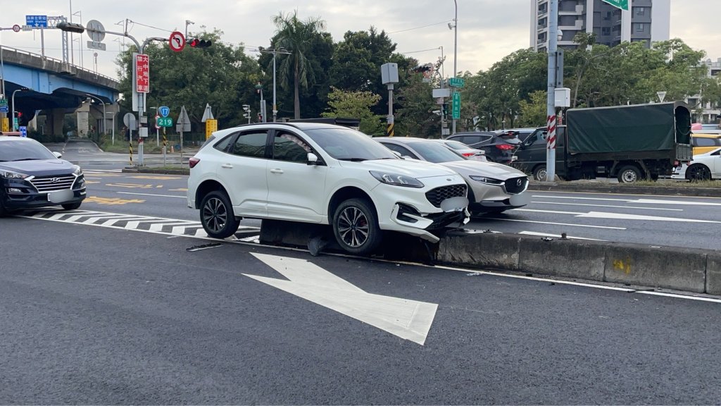 汽車「騎上分隔島」！四輪懸空　男駕駛酒駕又毒駕