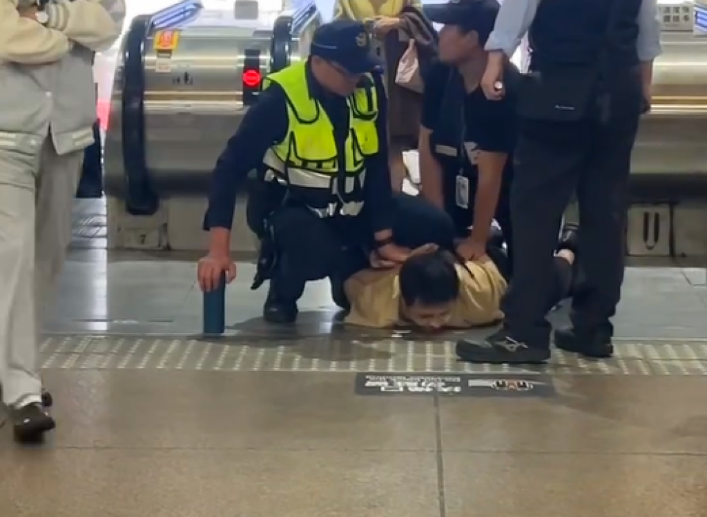 影／男大鬧台北車站喊「我會傷人」　衝電扶梯逃跑！警噴辣椒水壓制
