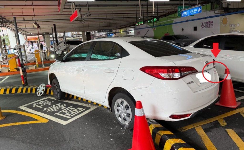 iRent又出事？白色轎車「跨格壓島」奇特角度停車　網笑：是新手練等級吧