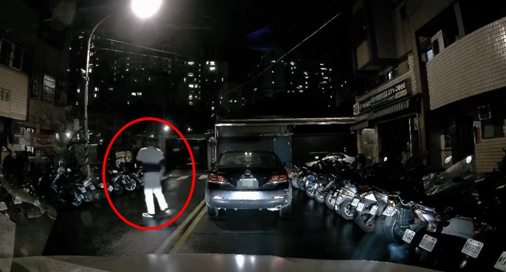 影/桃園離譜違停！黑車「卡路中」人就走了　後車駕駛愣住