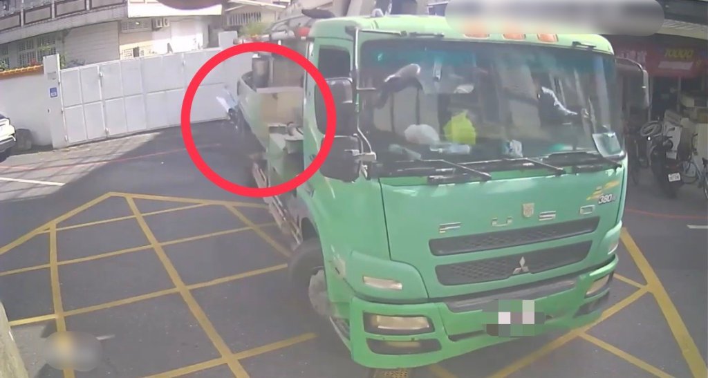 大貨車撞斷指示牌沒通報就跑？吉安警追查肇事車輛