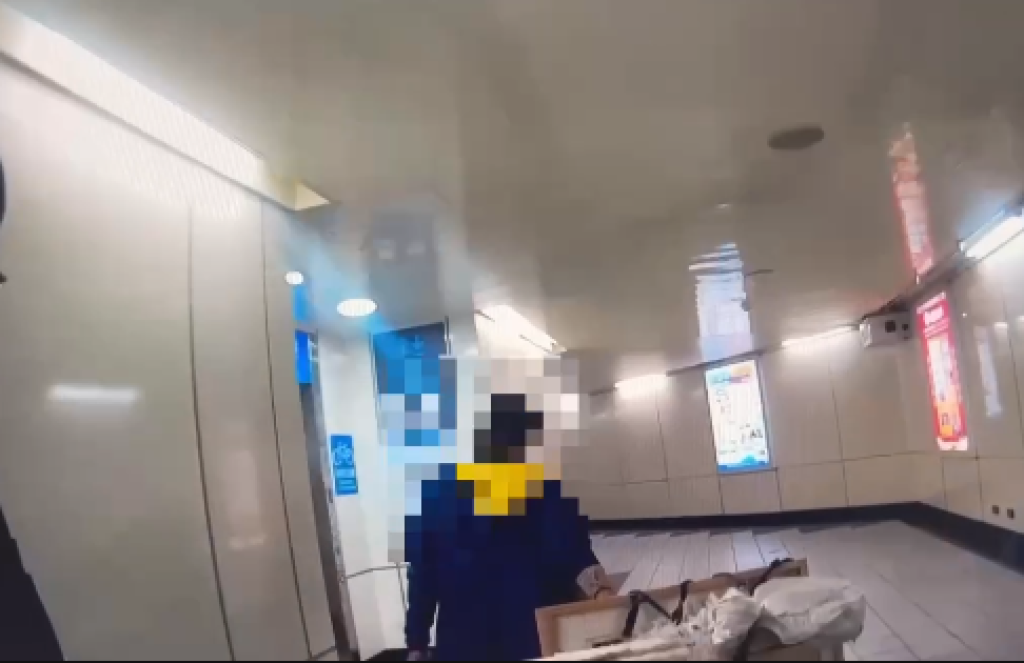 男子拖大件行李搭捷運遇卡關！站務要求按程序領回爆口角