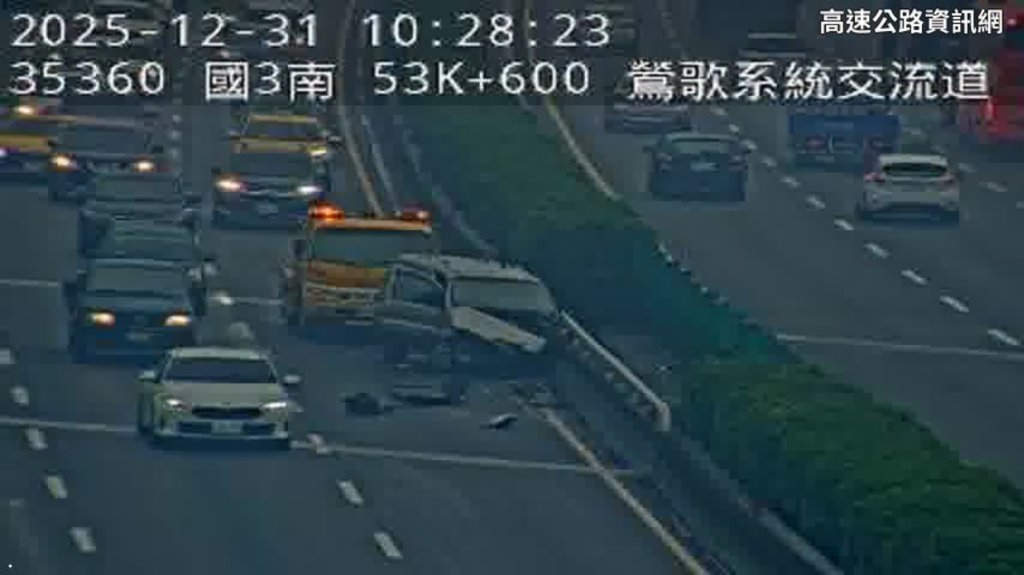 快訊／國3驚魂！小貨車自撞鶯歌交流道護欄　車頭變形駕駛一度受困
