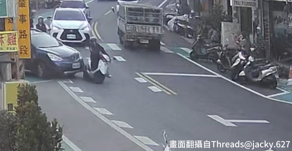 撞倒80歲阿嬤「躲車內」！彰化女駕駛數分鐘不下車　網怒批：在找P檔嗎？