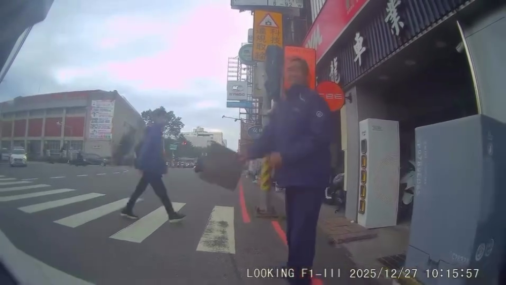 台南知名NPC出事了！路口拿鐵板狂揮...騎士嚇壞報警　警稱：他不會對你怎樣