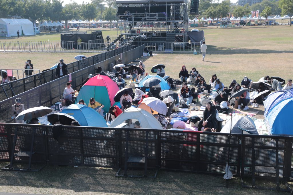 全台瘋跨年！台南跨年「百位歌迷」提早卡位...壓軸3500發煙火秀　警出動362人維安