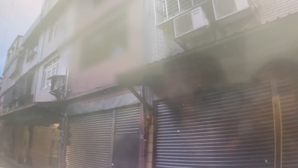 龜山男陽台亂砸物！家屬拒絕破門　僵持4小時強制就醫