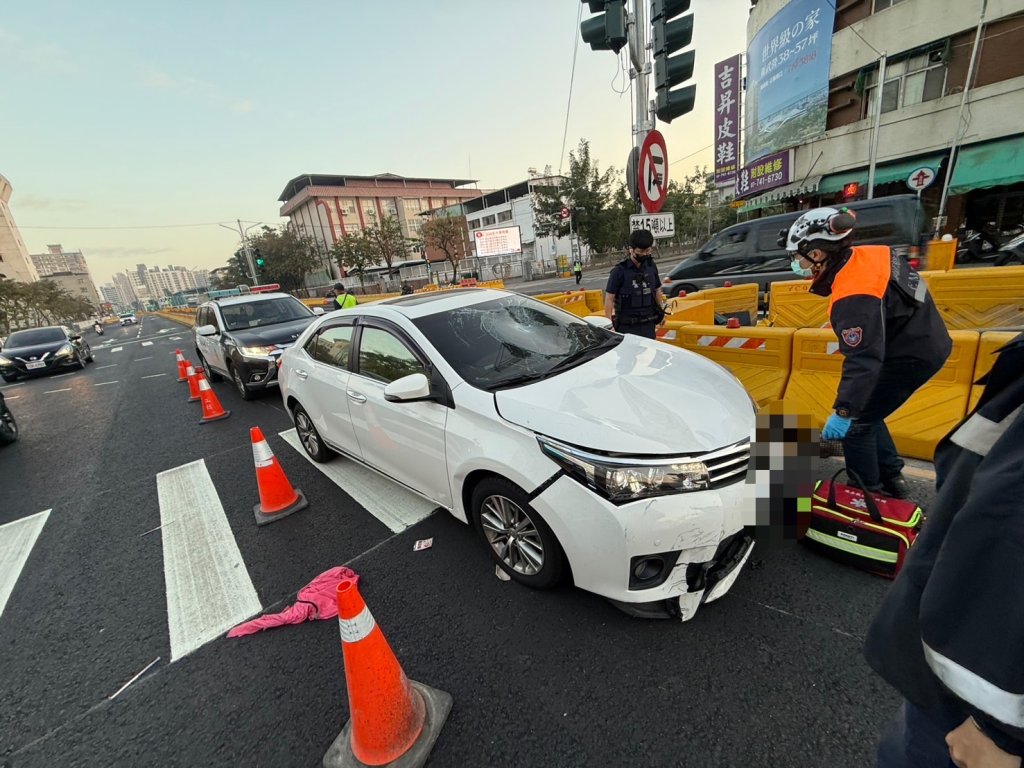 鳳山清晨車禍！路口疑「搶快」釀擦撞　64歲女騎士手腳受傷送醫