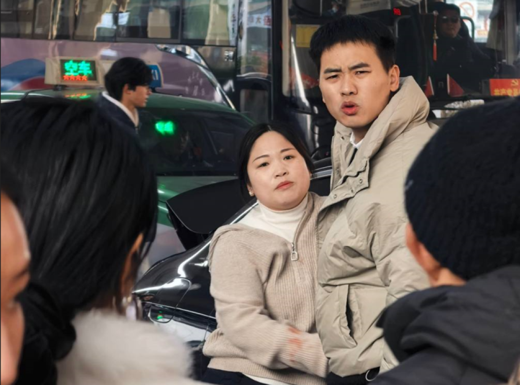 影／正宮抓外遇！擋下賓士E300與丈夫爆糾紛「小三車內淡定旁觀」　圍觀民眾看不下去上前幫腔