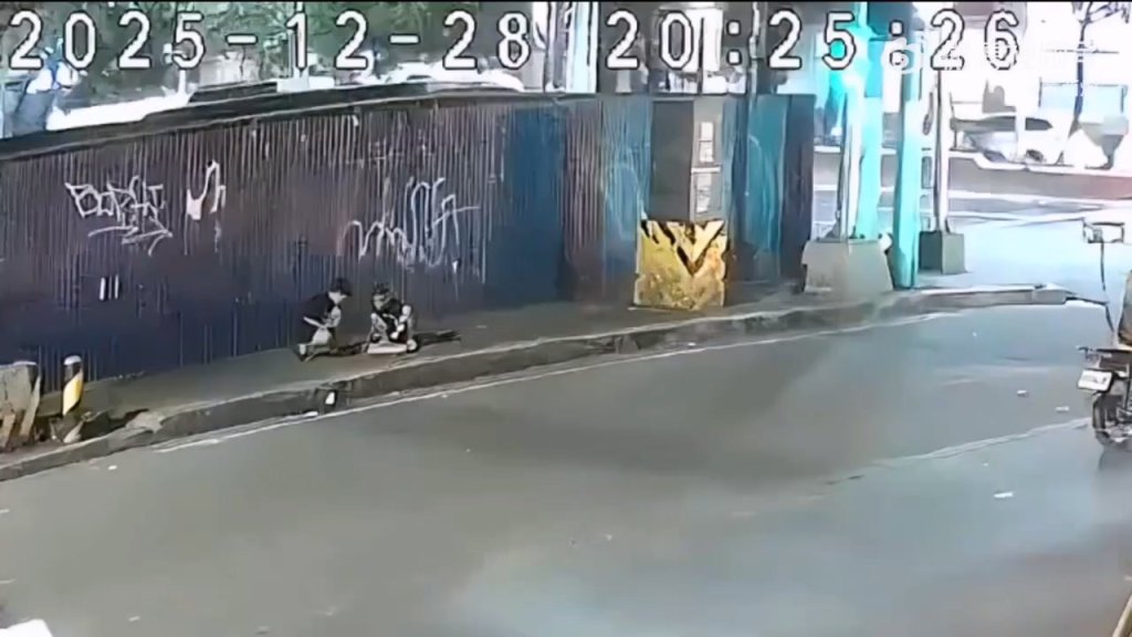 影／路邊點煙火爆炸！菲12歲男童當場亡友人傷　店家玻璃震碎地面出現坑洞