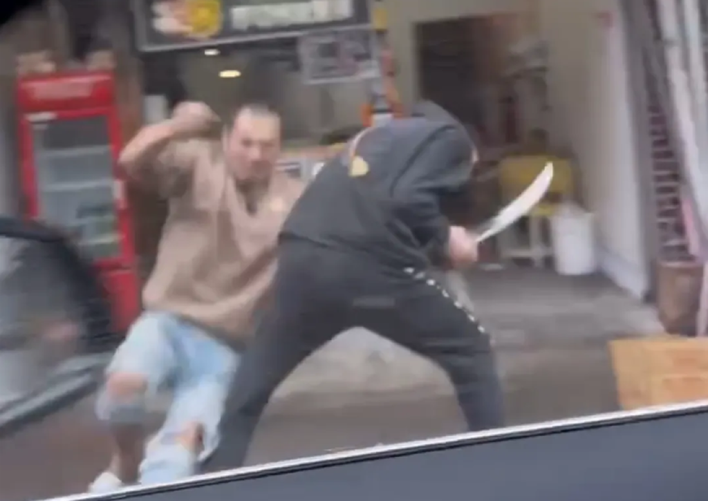 影／嚇壞！2男拿刀在雞排店前互砍　路過民眾驚呆拍下PO網